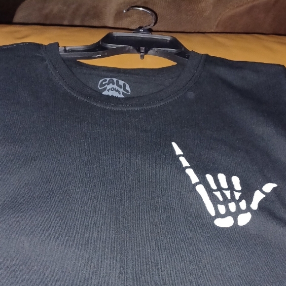 💙🌺Call Your Mom Black T-Shirt with Skeleton Hand Design - Picture 6 of 9